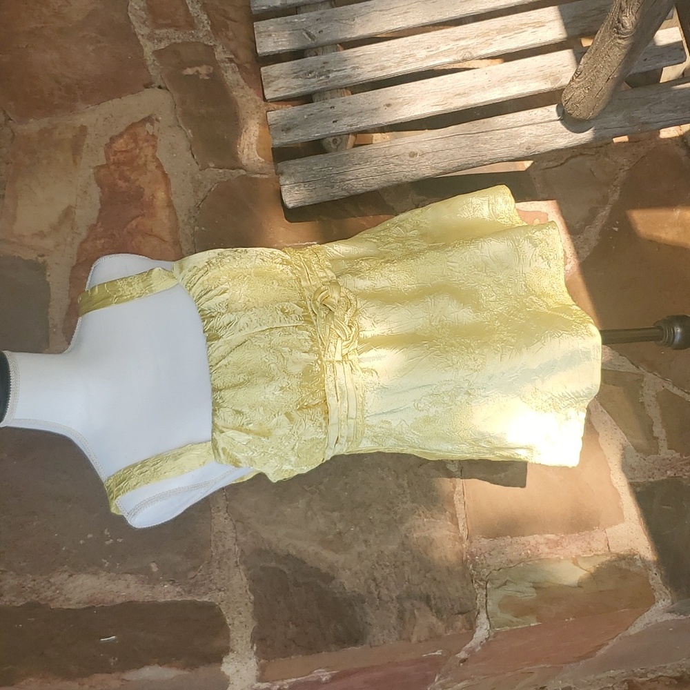 Very cute yellow embroidered tank by Takara